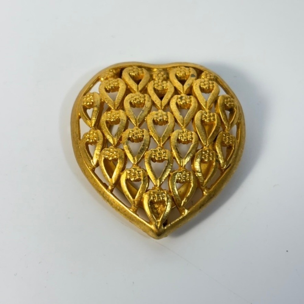 Heart Scarf Clip Heavy Gold‎ Tone Openwork Floral Vintage 1.5in Celebrity Signed